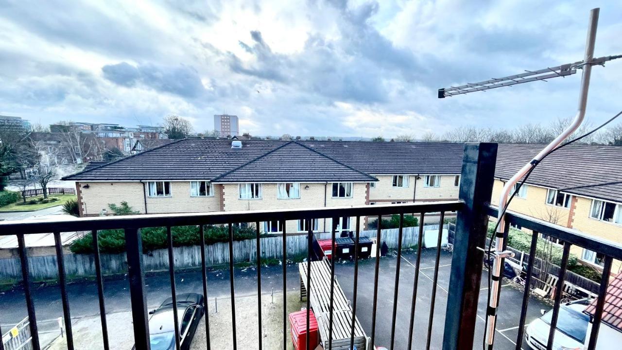 Holiday Flat In Central Slough Near To London Heathrow And Windsor With Free Car Park Экстерьер фото